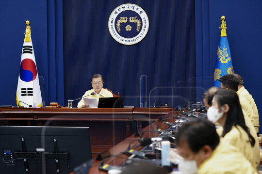 14일 문재인 대통령이 청와대 여민1관에서 국무회의를 주재하고 있다.